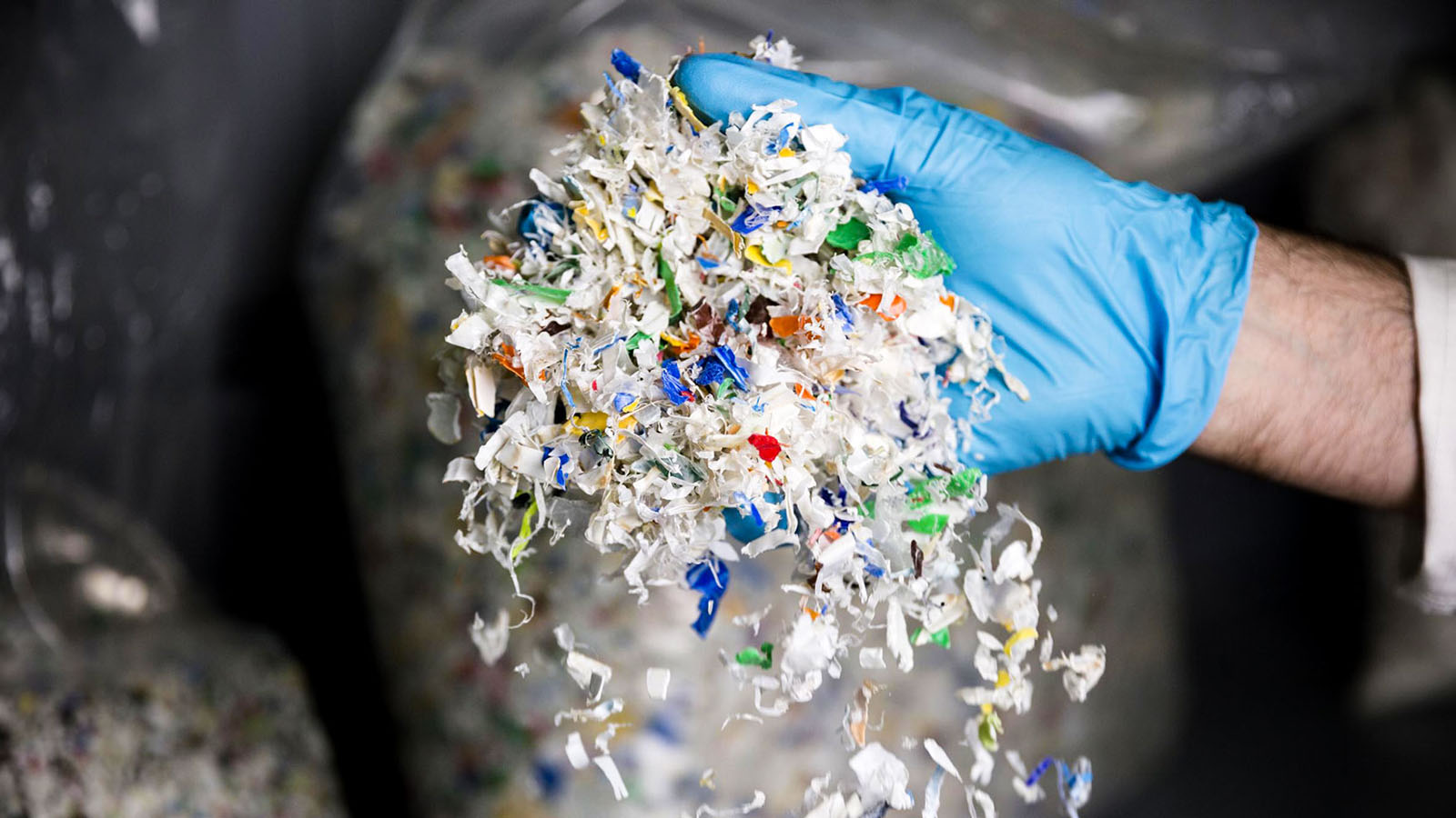 Proceso de reciclaje plástico y cartón - residuos de envase 