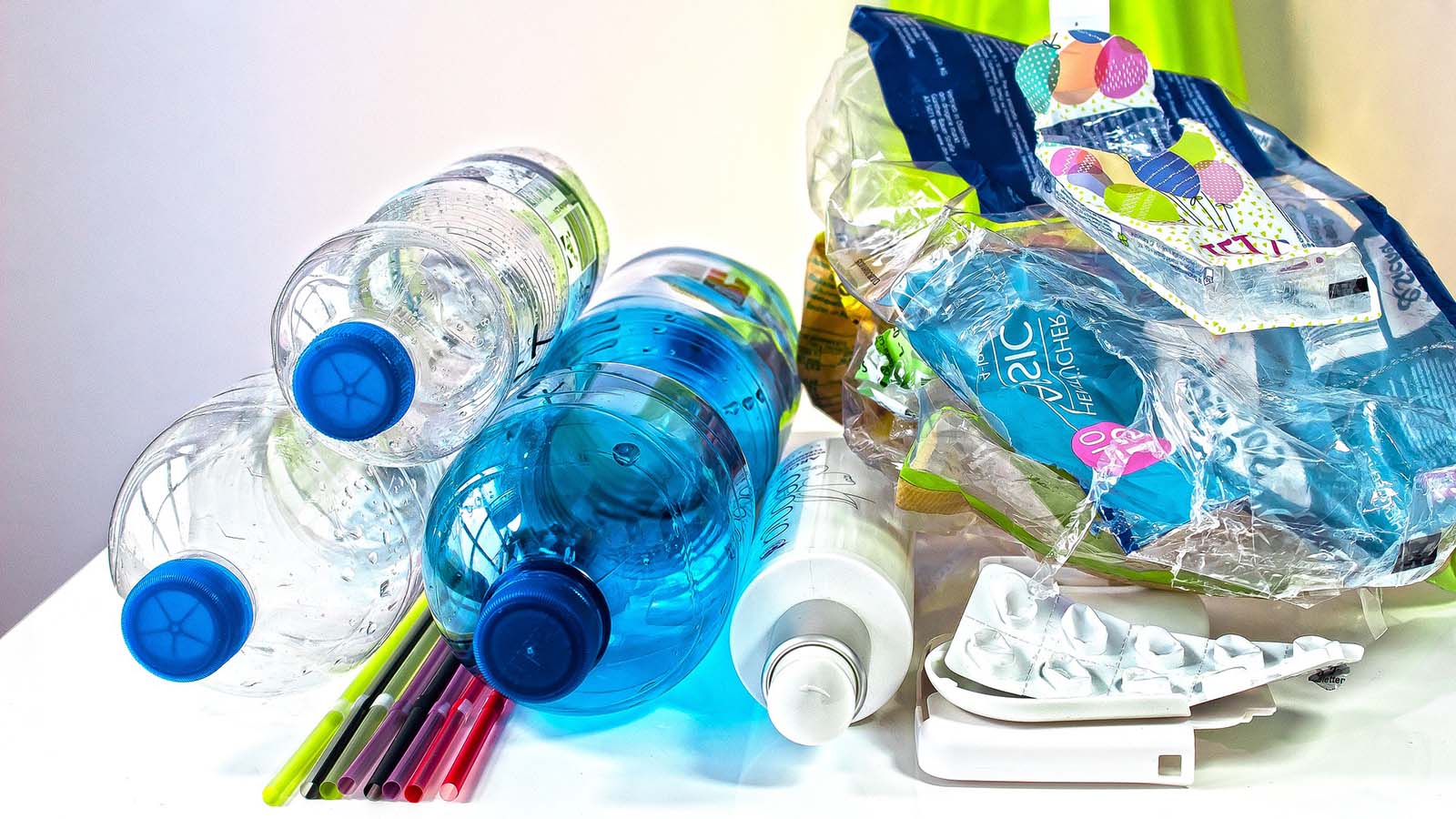 Residuos plasticos de envases plasticos reciclables